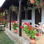 Rozsa Nyaralohaz بيت للعطل