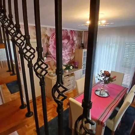 Rozsa Nyaralohaz بيت للعطل
